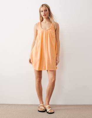 ASOS DESIGN - Sommerkleid in Minilänge aus Funktionsmaterial in Orange Spritz mit gerafftem U-Ausschnitt