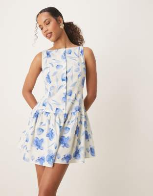 ASOS DESIGN - Sommerkleid in Minilänge in Blau mit tief angesetzter Taille, U-Boot-Ausschnitt, gemaltem Muster und Knopf...