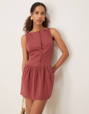 ASOS DESIGN - Sommerkleid in Minilänge in Burgunderrot mit tiefer Taille, U-Boot-Ausschnitt und Knopfleiste