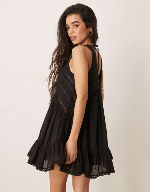 ASOS DESIGN – Sommerkleid in Minilänge in Schwarz mit Zipfelsaum und U-Ausschnitt , 4 von 4