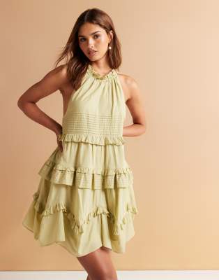 ASOS DESIGN - Sommerkleid in Minilänge in verwaschenem Olivgrün mit Neckholder, Rüschen und Biesen-Bunt