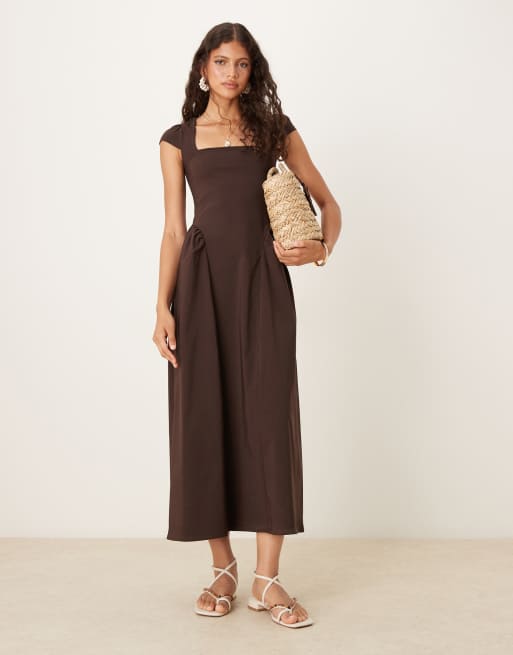 ASOS DESIGN – Sommerkleid in Schokobraun mit quadratischen und kurz angeschnittenen Ärmeln