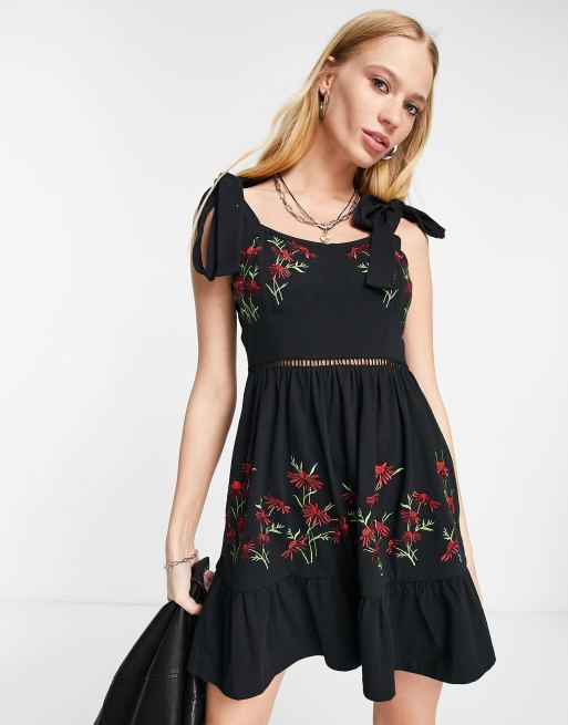 ASOS DESIGN – Sommerkleid in Schwarz und Rot mit Blumenstickerei, Körbchendetail und Bindeträgern an der Schulter