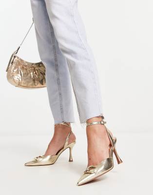 ASOS DESIGN - Sommerliche Schuhe in Goldoptik mit mittelhohem Absatz und Kettendetail-Goldfarben