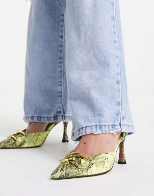 ASOS DESIGN - Sommerliche Schuhe mit limettengrünem Schlangenmuster, mittelhohem Absatz und Kettendetail