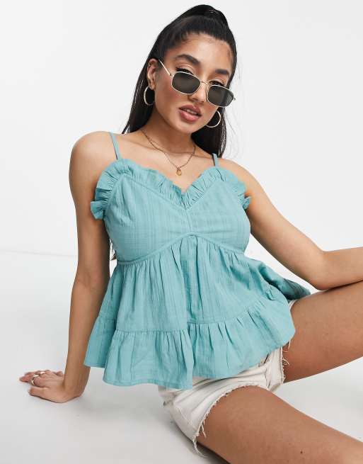 ASOS DESIGN – Sommerliches, gesmoktes Oberteil in Salbeigrün mit Struktur und Rüschendetail