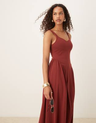ASOS DESIGN - Sommerliches Maxikleid in Rostrot mit weitem Rock