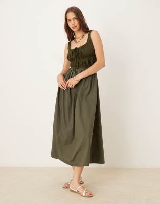 ASOS DESIGN - Sommerliches Midikleid aus Baumwollmix in Khaki mit gesmokter Brustpartie-Grün