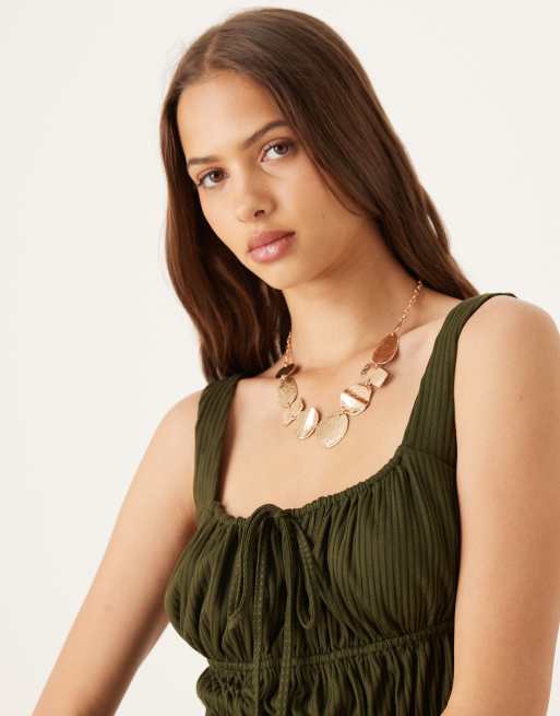 ASOS DESIGN – Sommerliches Midikleid aus Baumwollmix in Khaki mit gesmokter Brustpartie, 2 von 4
