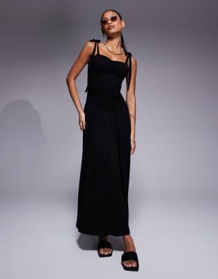 ASOS DESIGN - Sommerliches Midikleid in Schwarz mit Knitterstruktur, gesmoktem Oberteil und gebundenen Camisole-Trägern