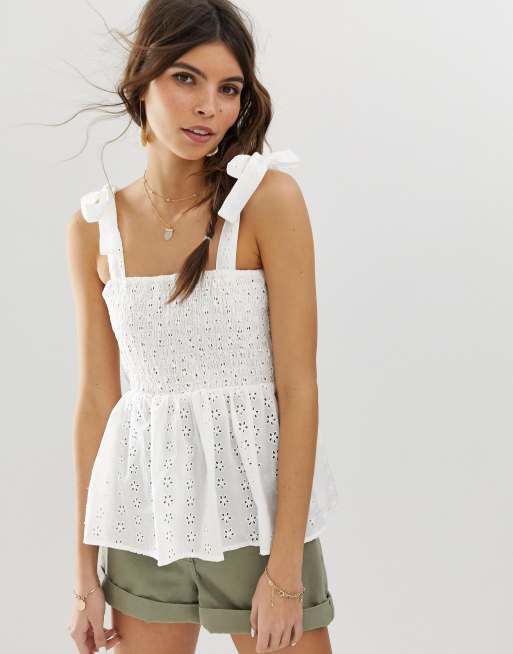ASOS DESIGN – Sommeroberteil mit Spaghettiträgern, Lochstickerei, Raffung und Bindedetail an der Schulter