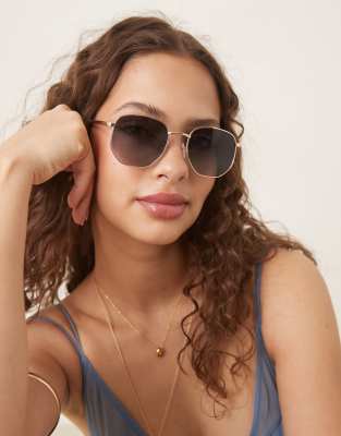 ASOS DESIGN - Sonnenbrille mit sechseckigem Metallgestell und polarisierten Gläsern-Goldfarben