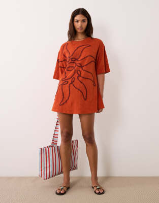 ASOS DESIGN - Sonny - Kurzes Strand-Sommerkleid aus Frottee in Rostrot mit aufgestickten Sonnenmotiven-Orange
