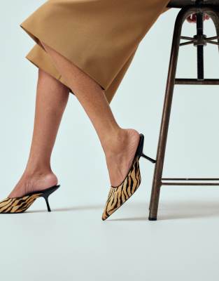 ASOS DESIGN - Sophie - Hochwertige Mules aus echtem Leder mit Tigermuster und mittelhohem Absatz-Bunt