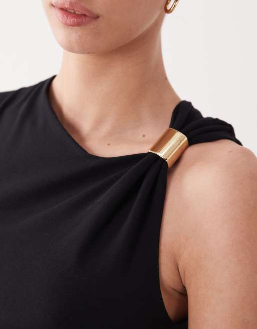 ASOS DESIGN - Sort asymmetrisk maxikjole med guldfarvet metaldetalje, 3 af 4