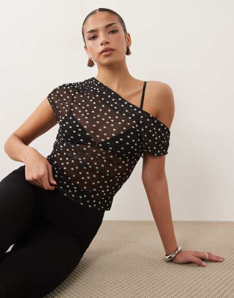 ASOS DESIGN - Sort asymmetrisk offshoulder-top med rynker og polkaprikker i gennemsigtigt mesh - view 1