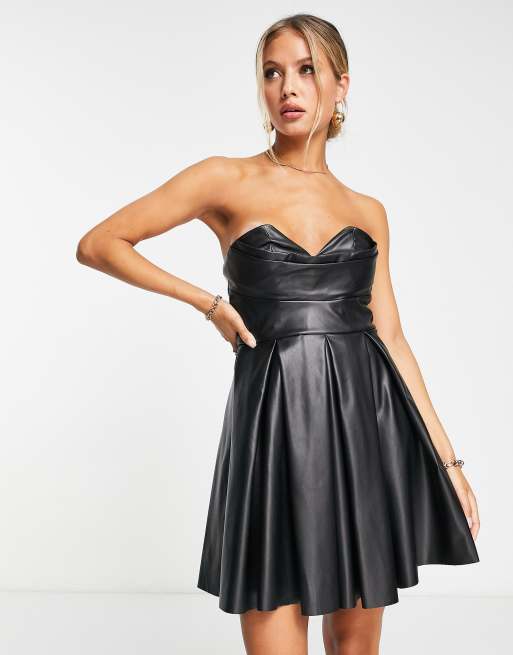 ASOS DESIGN - Sort bandeau-minikjole med plisseret nederdel og korset-design i PU