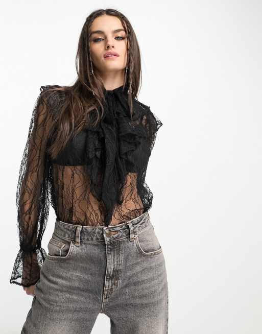 ASOS DESIGN - Sort blondebluse med flæsehals