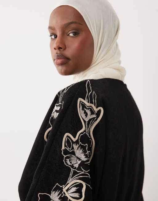 ASOS DESIGN - Sort blouson-maxikjole i satin med flagermusærmer og blomsterbroderinger i blondestof, 3 af 4