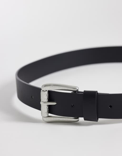 ASOS DESIGN - Sort bælte i imiteret læder med præget sølvspænde, 2 af 3