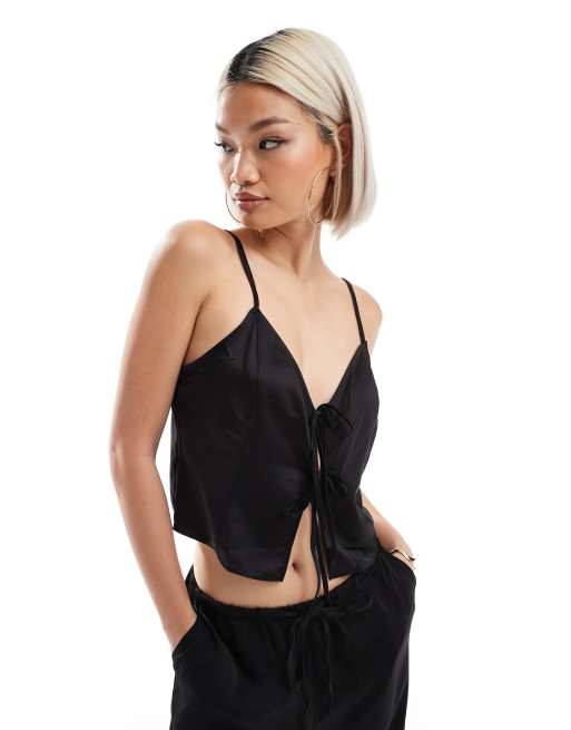 ASOS DESIGN - Sort cami-top med bindebånd fortil i satin