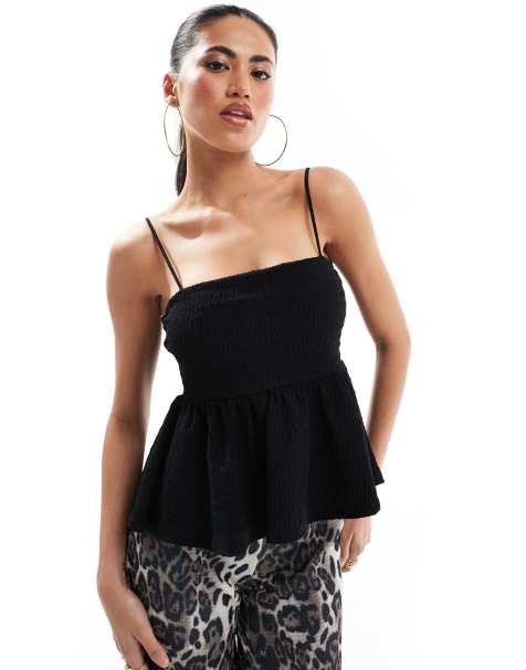 ASOS DESIGN - Sort cami-top med peplumkant og tekstur - view 1