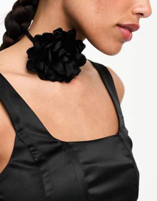 ASOS DESIGN - Sort choker-halskæde i snor med slå-om-detalje og corsage-detalje