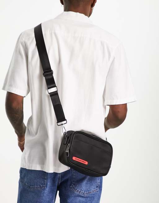 ASOS DESIGN - Sort crossbody-kamerataske med kontrasterende mærke, 2 af 4