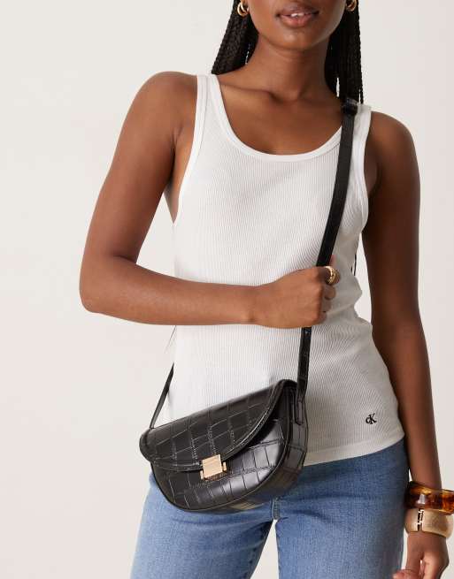 ASOS DESIGN - Sort crossbody-taske med tekstur i imiteret krokodilleskind