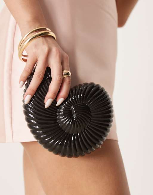 ASOS DESIGN - Sort hård clutch-taske med ammonit-design og aftagelig kæderem
