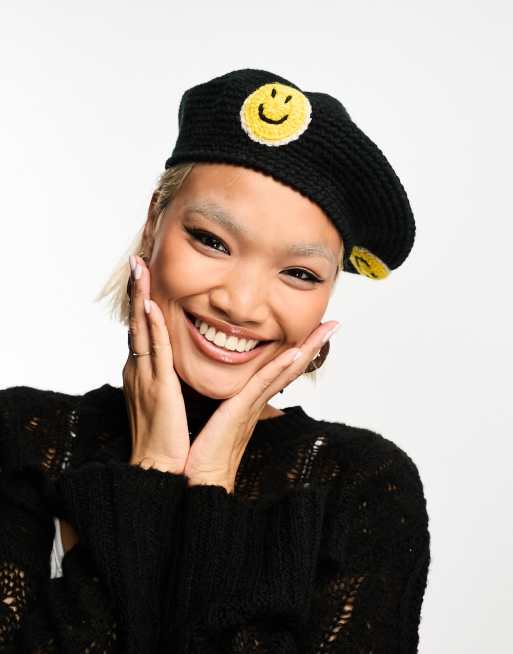 ASOS DESIGN - Sort hæklet baret med smiley