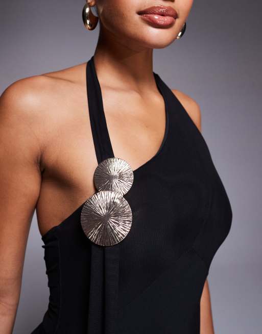 ASOS DESIGN - Sort maxikjole med draperinger, tørklædedetalje og guldfarvet metaldetalje i mesh, 3 af 4