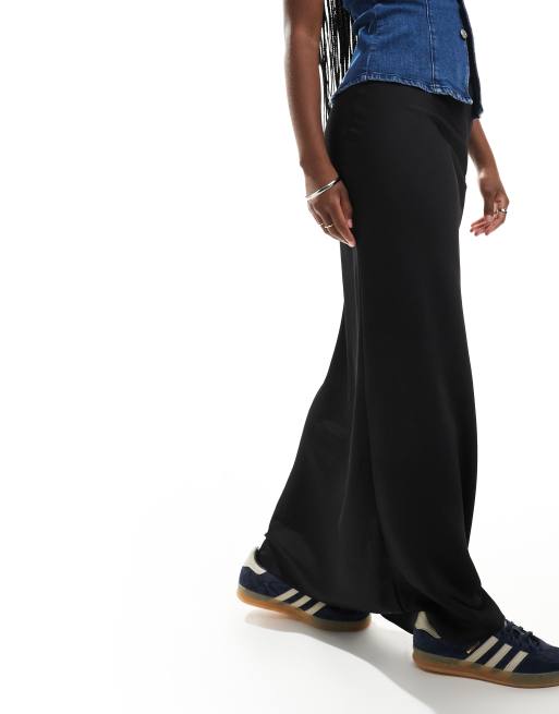 ASOS DESIGN - Sort maxinederdel med skråsnit i satin, 2 af 5