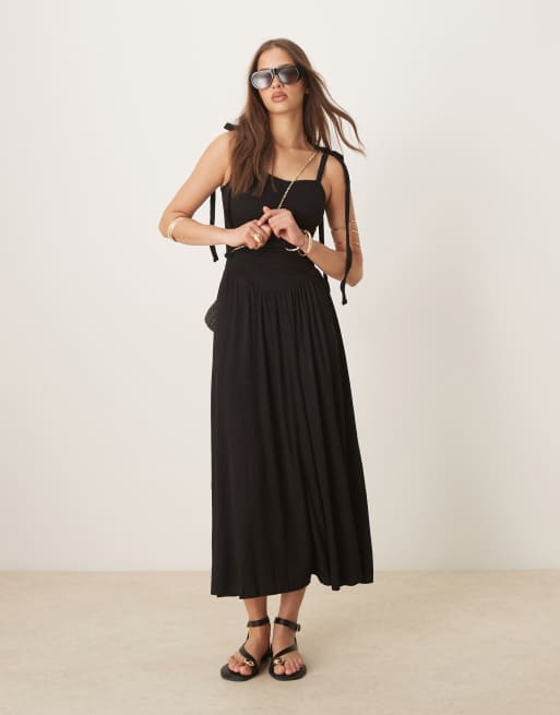 ASOS DESIGN - Sort midikjole med cami-bindestropper og rynkedetaljer i krølstof