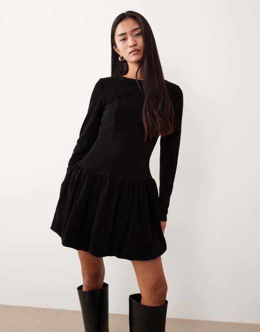 ASOS DESIGN - Sort minikjole i fløjl med sænket talje og puf i sømkanten, 2 af 4