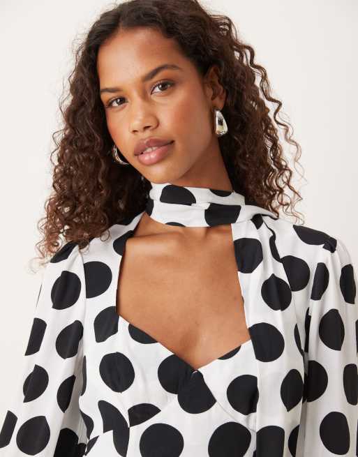 ASOS DESIGN - Sort minikjole med ballonærmer og tørklædedetalje i halsen samt sorte polkaprikker, 3 af 4