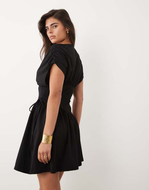 ASOS DESIGN - Sort minikjole med dyb udskæring og defineret talje, 3 af 4