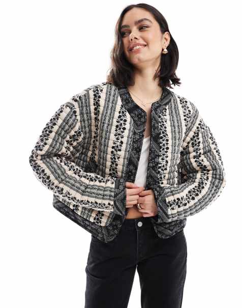 ASOS DESIGN - Sort og hvid cropped jakke med vatteringer og blomstret patchwork-design - view 1