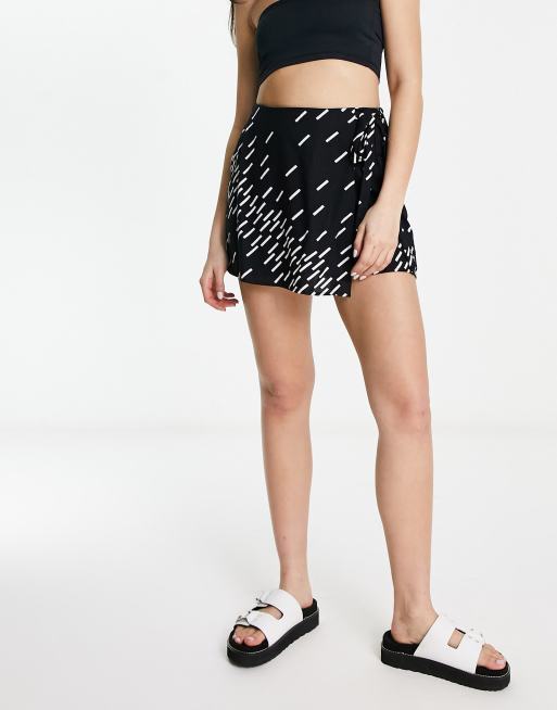 ASOS DESIGN - Sort og hvid skort slå-om-binding og print, 3 af 4