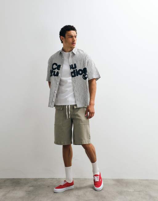 ASOS DESIGN - Sort- og hvidternet oversized skjorte med firkantet pasform og print på brystet