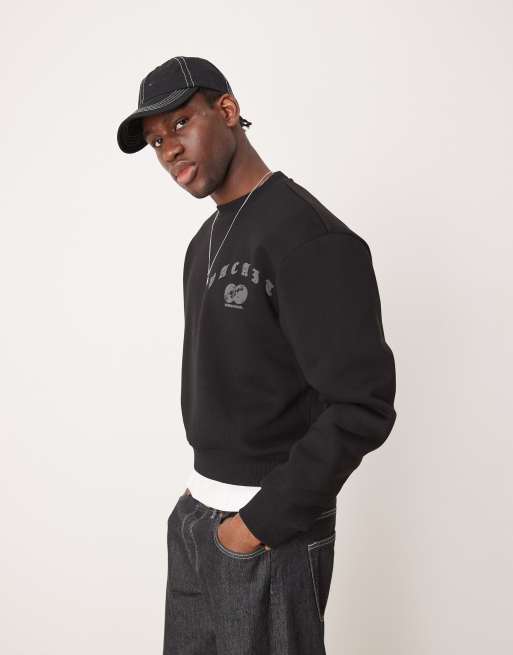 ASOS DESIGN - Sort og oversized sweatshirt med cropped snit og print på brystet
