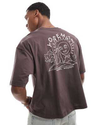 ASOS DESIGN - Sort og oversized T-shirt med firkantet pasform og 'Yosemite'-grafik 
