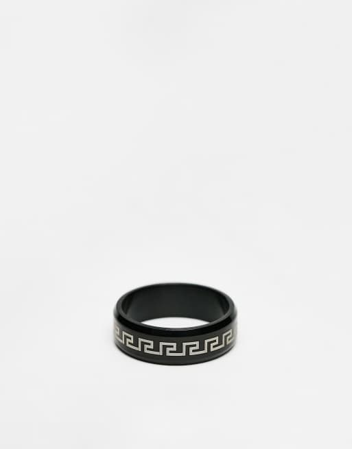 ASOS DESIGN - Sort og sølvfarvet båndring i vandtæt rustfrit stål med præget græsk bølgedesign