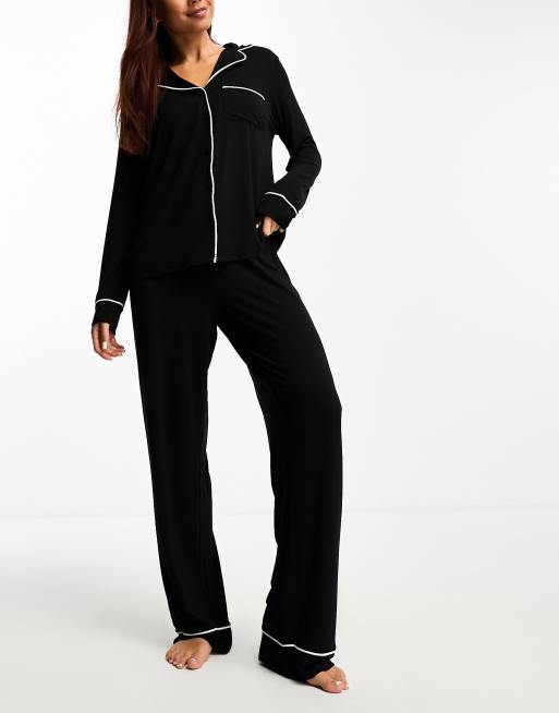 ASOS DESIGN - Sort og superblødt pyjamassæt med langærmet skjorte og bukser med kontrastkant, 4 af 4