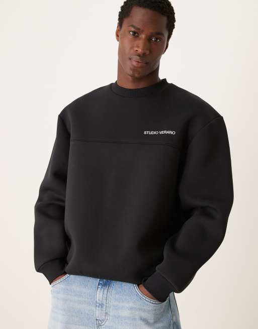 ASOS DESIGN - Sort oversized sweatshirt med sænkede skuldre og 'Studio Verano'-print i scuba-materiale