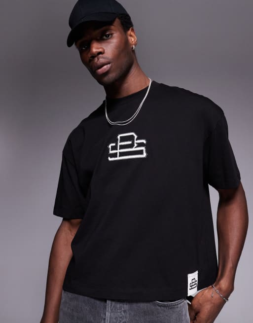 ASOS DESIGN - Sort oversized T-shirt med logoapplikation på brystet i firkantet pasform