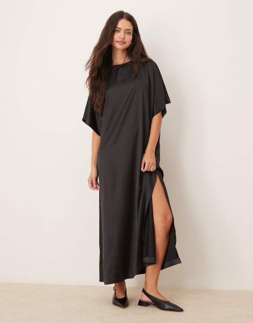 ASOS DESIGN - Sort oversized t-shirt-midikjole i satin