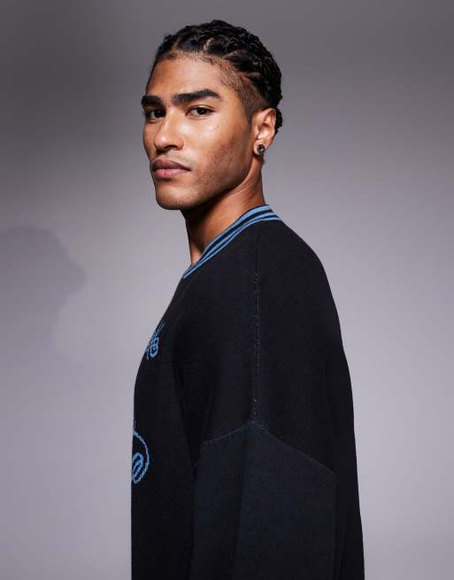 ASOS DESIGN - Sort oversized trøje i strik med høj V-hals og "Vadella"-sportsprint, 4 af 5