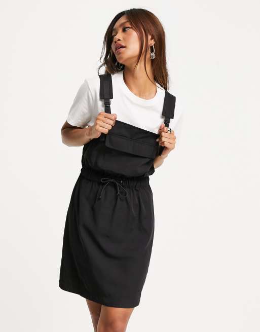 ASOS DESIGN - Sort pinafore-minikjole med bindebånd i nylon
