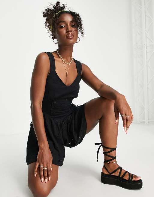 ASOS DESIGN - Sort playsuit i broderie anglaise med snører og korset-detalje